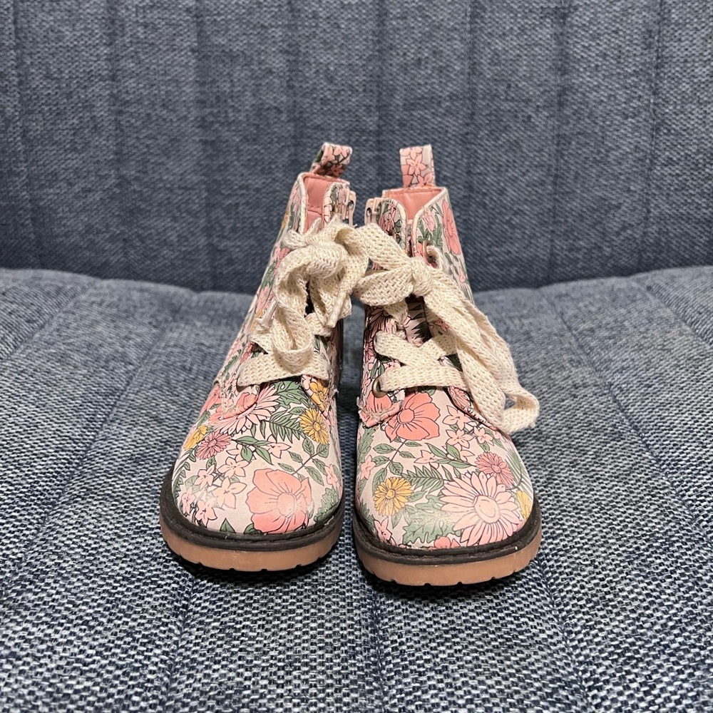 Cat & Jack Adorable Toddler Floral Lace Up Combat Boots
Size 8T